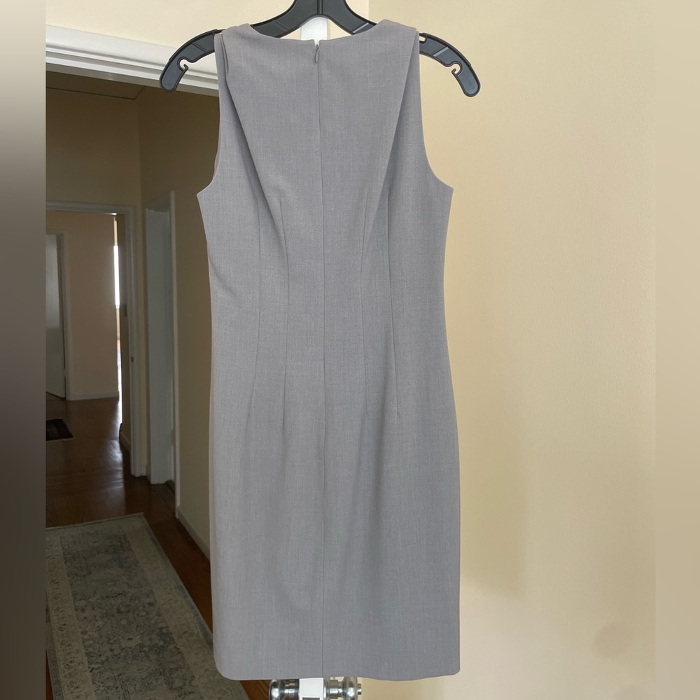 New with tag, tahari gwenyth dress, light heat, gray, size 4 - Picture 2 of 5